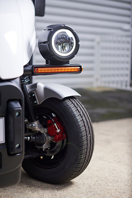 Lampa och framhjul på arbetsfordonet Pulse 4 från Ligier Professional. Närbild på detaljer.