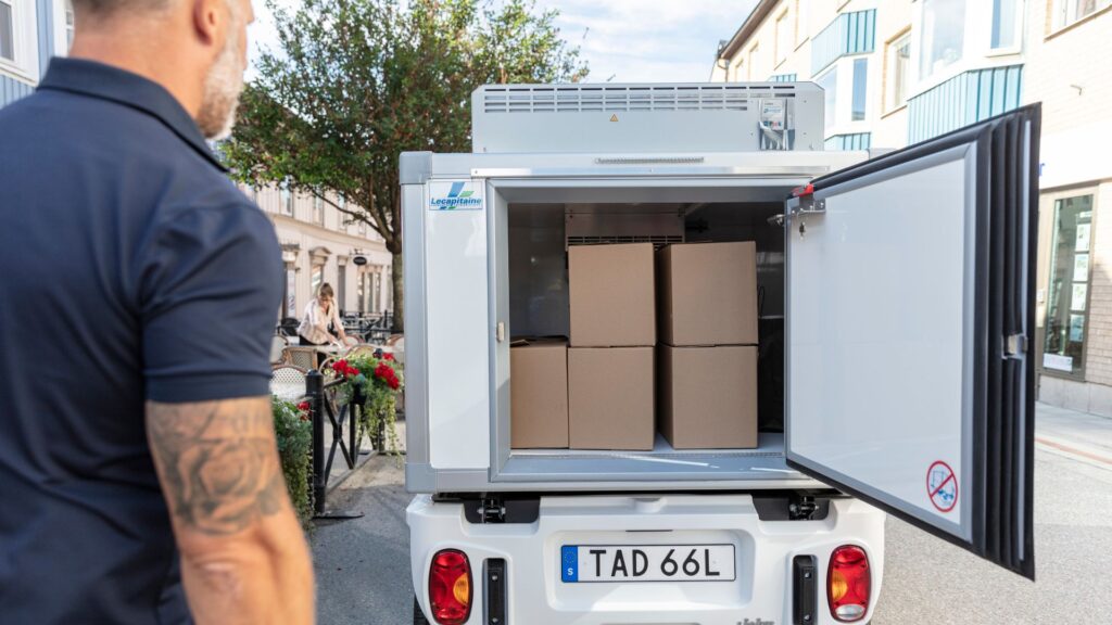 Distribution 10 Pulse 4 med skåp i form av kylaggregat. Öppen dörr så att paketen syns tydligt.