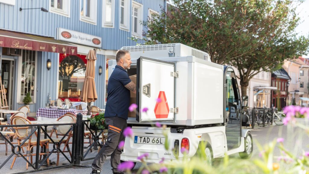 Distribution 8 Liten vit kylbil för leverans av mat i stadsmiljö. Ligier Professional.